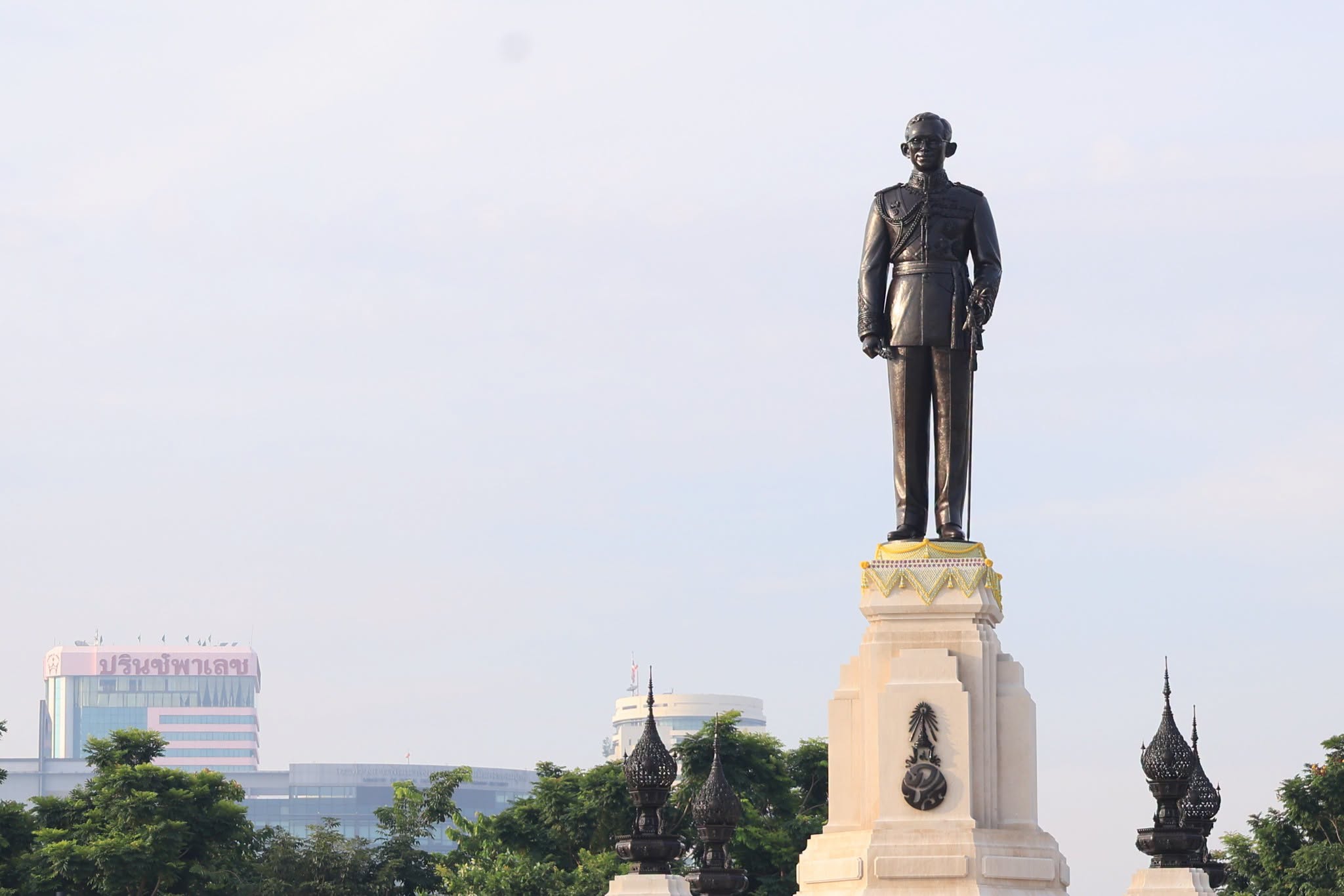 title - ส.ป.ก. ร่วมวางพวงมาลาถวายบังคมพระบรมราชานุสาวรีย์พระบาทสมเด็จพระบรมชนกาธิเบศร มหาภูมิพลอดุลยเดชมหาราช บรมนาถบพิตร เนื่องใน 